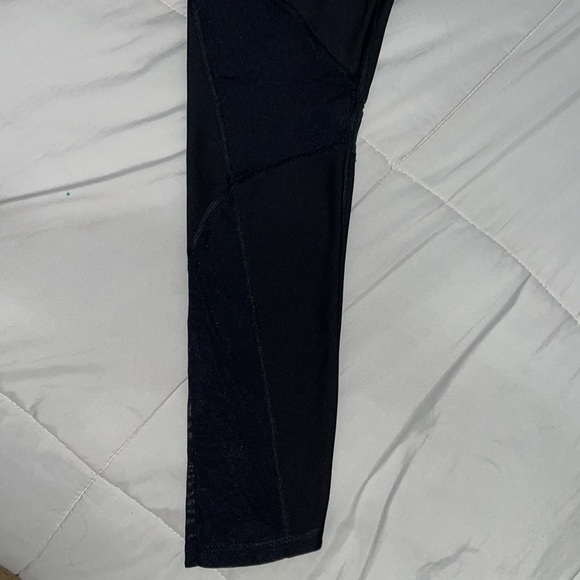 Black Small Under Armour leggings with mesh in the back leg - Picture 4 of 4